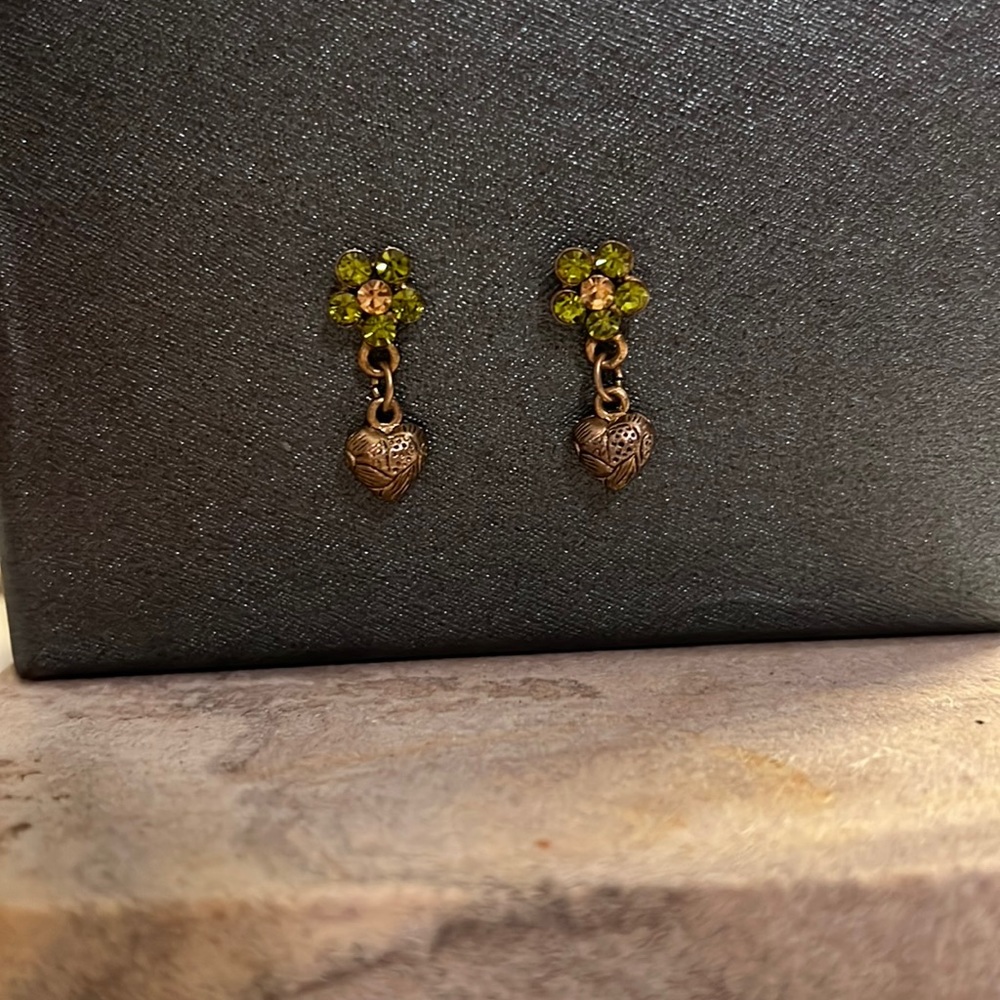 green crystal flower with hanging gold heart earrings